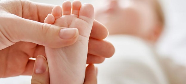 3 MASSAGES POUR APAISER LES MAUX DE BÉBÉ